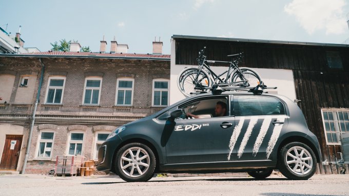 Auto von Eddi Bike mit Fahrrädern auf dem Dach