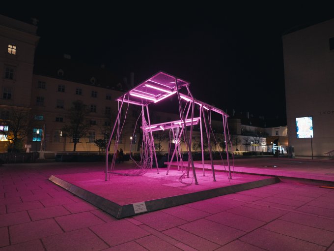 Bild von einer Metall Skulptur bei Nacht